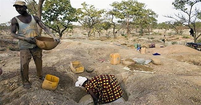 Đất nước "ngập" vàng nhưng người dân lại đói quanh năm