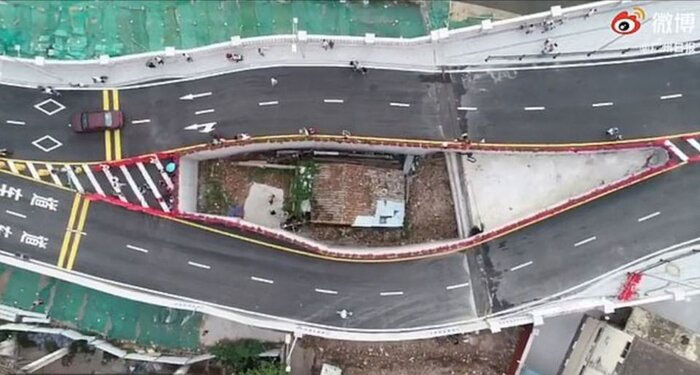 Ngôi nhà nhỏ lạ kỳ chắn giữa đường cao tốc ở Trung Quốc