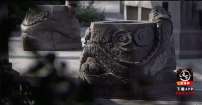 Hai giếng nước cổ trong chùa có vị khác nhau, một bên đắng, một bên ngọt