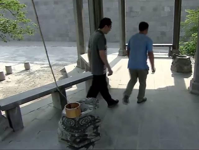 Hai giếng nước cổ trong chùa có vị khác nhau, một bên đắng, một bên ngọt