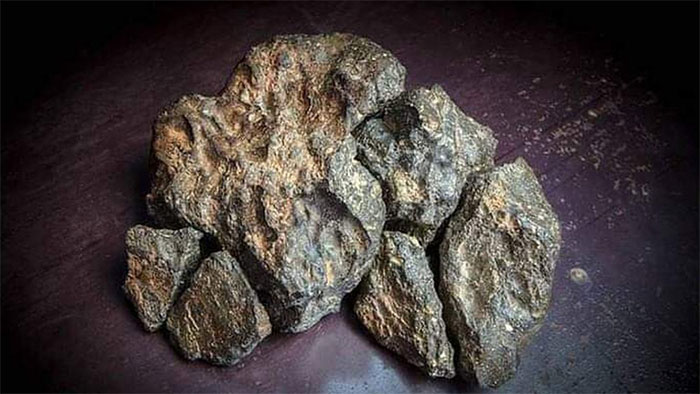 Rao bán viên đá Mặt trăng cực hiếm hình Mặt trăng