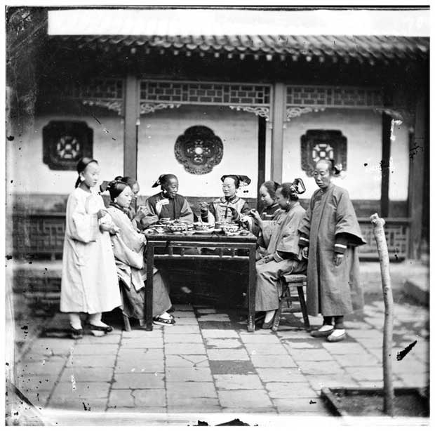 Loạt ảnh cuộc sống quyền quý của phụ nữ thời nhà Thanh: Người xúng xính quần áo đi chụp hình, kẻ họp mặt tán gẫu cùng hội chị em