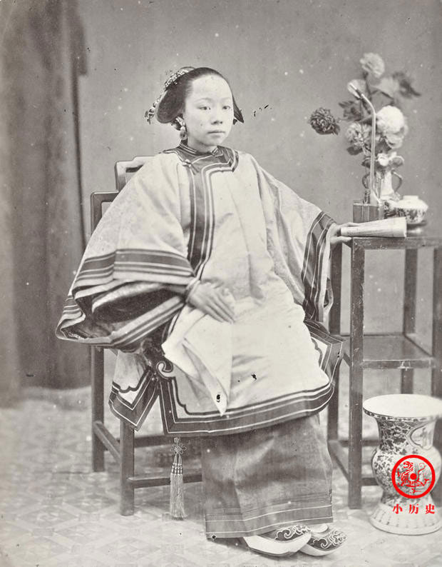 Loạt ảnh cuộc sống quyền quý của phụ nữ thời nhà Thanh: Người xúng xính quần áo đi chụp hình, kẻ họp mặt tán gẫu cùng hội chị em