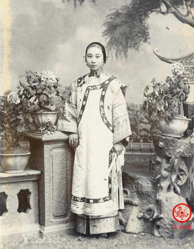 Loạt ảnh cuộc sống quyền quý của phụ nữ thời nhà Thanh: Người xúng xính quần áo đi chụp hình, kẻ họp mặt tán gẫu cùng hội chị em