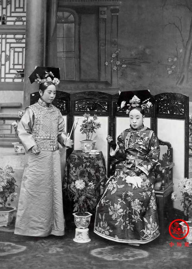 Loạt ảnh cuộc sống quyền quý của phụ nữ thời nhà Thanh: Người xúng xính quần áo đi chụp hình, kẻ họp mặt tán gẫu cùng hội chị em