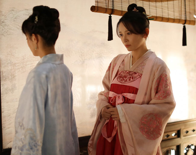 Khi vô tình nhìn thấy Mạc thị đến đây dâng hương, Khâu Kế Tu không ngừng mơ tưởng về mỹ nhân này.