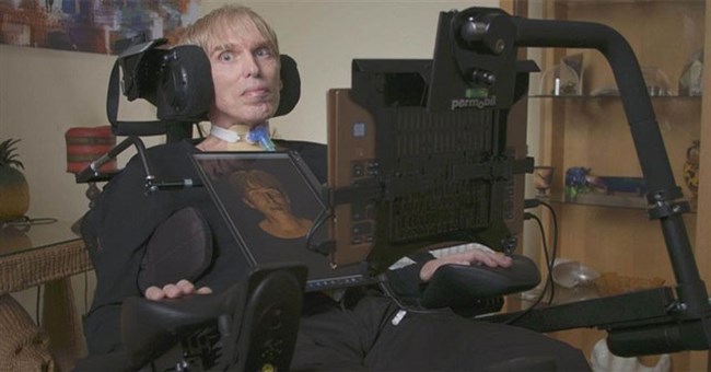 Mắc bệnh hiểm nghèo, tiến sĩ tự biến mình thành nửa người nửa máy để có “siêu sức mạnh”