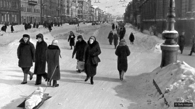 Công dân Leningrad đi bộ bên trong thành phố bị vây hãm.