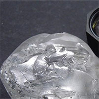 Cận cảnh viên kim cương siêu to khổng lồ 442 carat