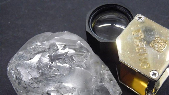 Cận cảnh viên kim cương siêu to khổng lồ 442 carat