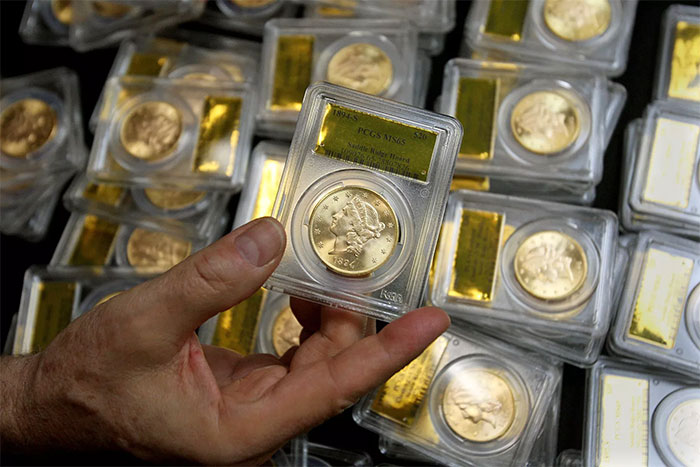 Sau khi được gột rửa, những đồng tiền vàng lấp lánh như mới.