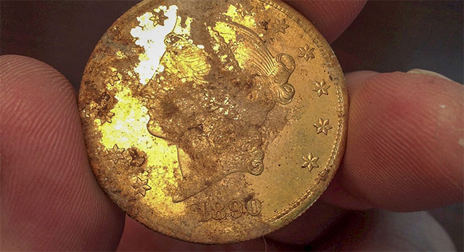 Những đồng tiền vàng đã được cất giữ theo thứ tự thời gian trong các hũ đựng khác nhau.