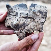 Bí ẩn khuôn mặt làm bằng gốm có sừng 7.000 năm tuổi ở Ba Lan