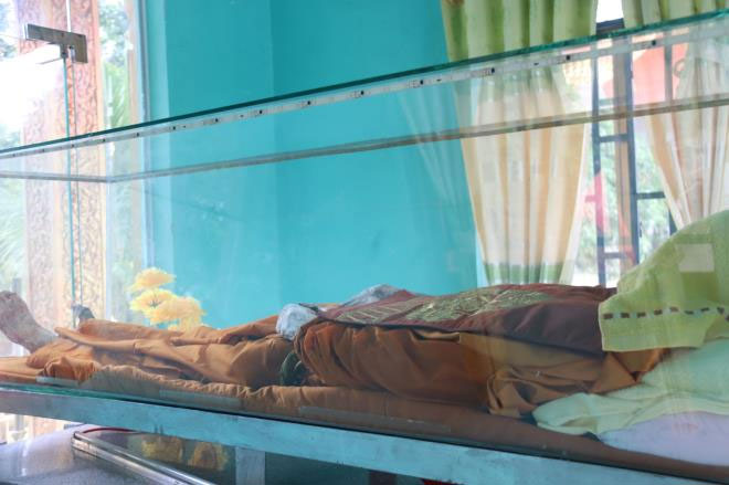 Chuyện lạ ở An Giang: Thi hài nhà sư còn nguyên vẹn sau 6 năm chôn cất