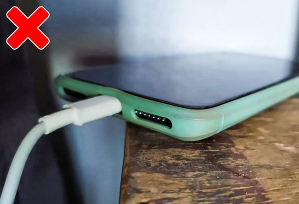 Cắm sạc pin mà để nguyên ốp lưng điện thoại