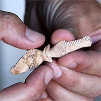 Phát hiện hàng loạt đồ tạo tác từ xương dê 2.500 năm tuổi