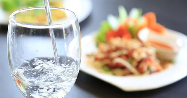Uống nước ngay khi vừa ăn xong hay đợi 30 phút sau: Nhiều người đang có thói quen sai lầm