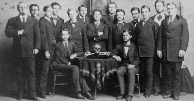 Skull-and-Bones-Club-4