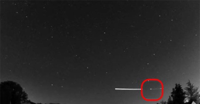 Thiên thạch nảy lên trong bầu khí quyển Trái đất như một viên đá lia trên mặt nước