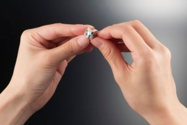 Người Nhật tạo ra khối rubic nhỏ nhất thế giới chưa đến 1cm