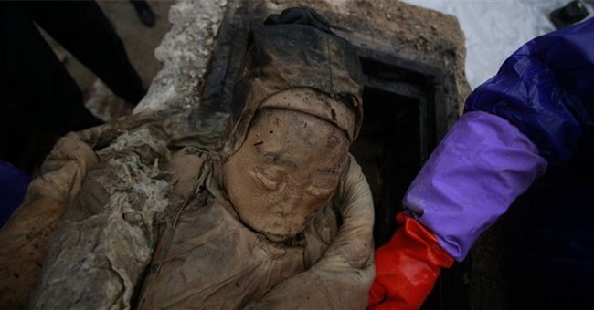 Bí mật trong cỗ quan tài thứ 3: Cạy nắp thành công, đội khảo cổ bất ngờ khi nhìn bên trong