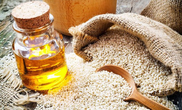 Dầu mè là gì? Tác dụng của dầu mè đối với sức khỏe và lưu ý khi sử dụng