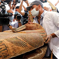 Các nhà khảo cổ Ai Cập mở nắp quan tài chứa xác ướp vẫn còn nguyên vẹn sau 2500 năm