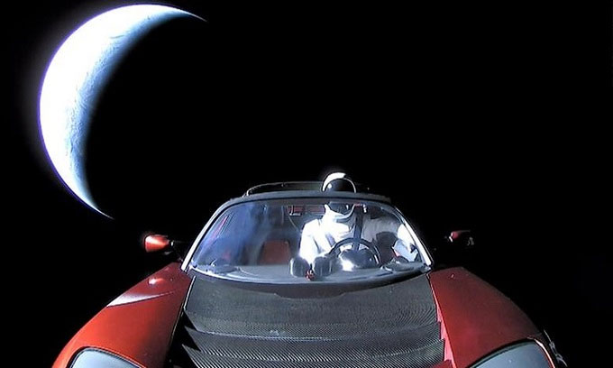 Xe điện Tesla chở người nộm lần đầu bay gần sao Hỏa