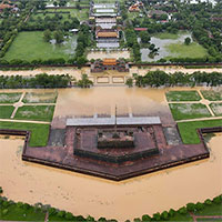 Chùm ảnh: Trung tâm thành phố Huế ngập nặng do mưa lũ kéo dài, nước tiến sát mép cầu Trường Tiền