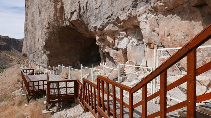 Thông điệp bí ẩn từ bức họa 9.000 năm tuổi đầy dấu bàn tay trong hang động này