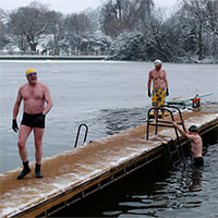 Bơi trong nước lạnh có thể ngăn lão hóa