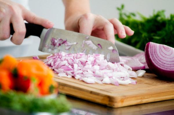 Tại sao chỉ cắt hành mới chảy nước mắt, còn cắt tỏi thì không?