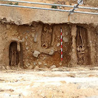 Bí ẩn kép về 11 hài cốt giấu dưới tường làng 800 năm
