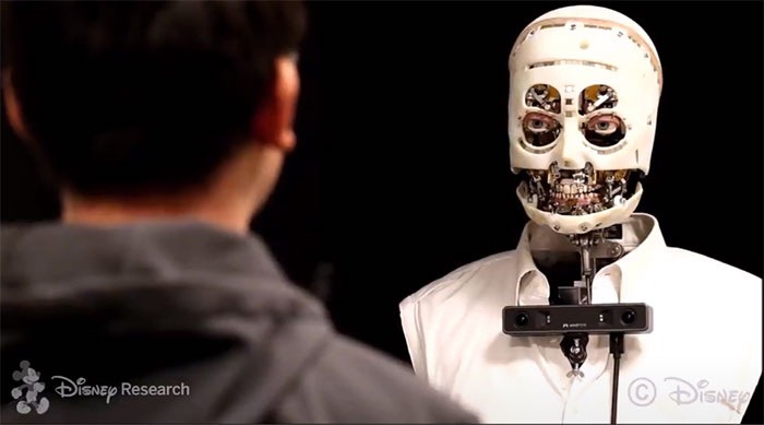 Robot này trông khá đáng sợ với mắt, răng giống người nhưng đầu không có da