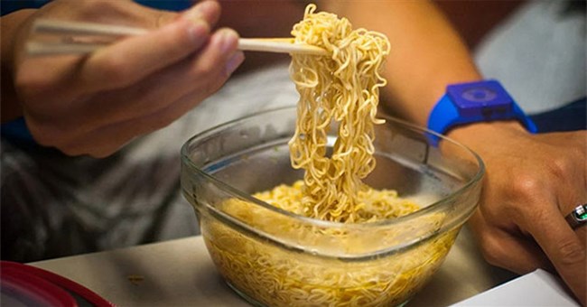 Điều gì sẽ xảy ra nếu bạn ăn mì ăn liền liên tục?