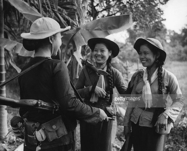 Nụ cười của các nữ chiến sĩ du kích Giải phóng ở miền Nam, 1966.