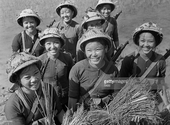 Nụ cười rạng rỡ của các nữ chiến sĩ trong một đội dân quân tự vệ ở miền Bắc năm 1967