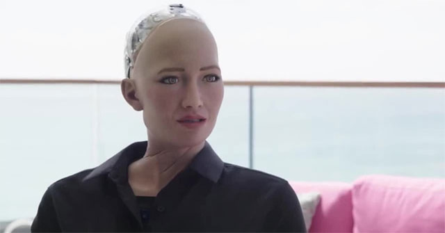 Cô nàng siêu robot Sophia từng tuyên bố “huỷ diệt loài người” 4 năm trước bây giờ ra sao?