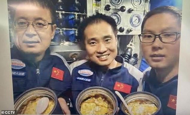 Tàu lặn Trung Quốc lập kỷ lục đưa người xuống đáy vực sâu nhất Trái đất