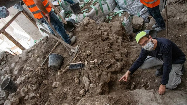 Tìm thấy bình cổ chứa tiền vàng ở Jerusalem