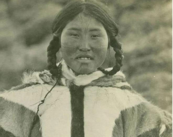 Tục ngủ chung với khách lạ của phụ nữ Eskimo