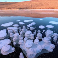 Hàng loạt bong bóng methane trên hồ nước sâu nhất thế giới