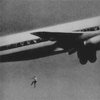 Bóng người nhỏ bé đột nhiên rơi khỏi máy bay chỉ ít giây sau khi cất cánh, tạo ra bi kịch kỳ lạ trong lịch sử hàng không thế giới
