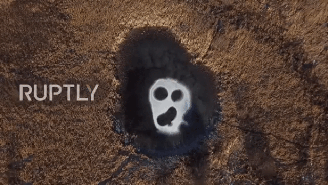 Hình ảnh từ video cho thấy hình dạng của đầu, đôi mắt và miệng há to.