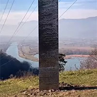 Vừa biến mất khỏi sa mạc Mỹ, cột kim loại bí ẩn tiếp tục lộ diện ở Romania