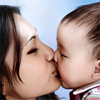 Những căn bệnh đáng sợ lây qua nụ hôn mà các bậc cha mẹ cần biết