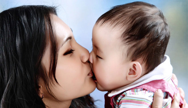 Việc ôm hôn trẻ nhỏ tạo ra hơn chục tác nhân nguy hiểm rình rập cho trẻ.