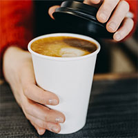 Dùng cốc giấy đựng cà phê nóng, thứ bạn uống sẽ không chỉ là cafein mà còn là những thứ đáng sợ này
