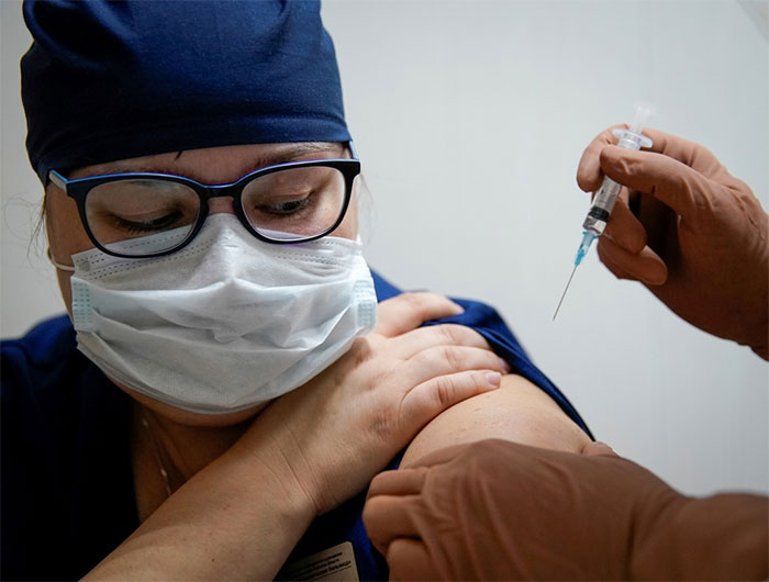 Bên trong nơi tiêm vaccine Covid-19 đại trà đầu tiên trên thế giới