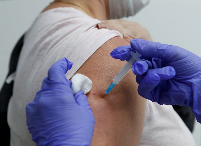 Bên trong nơi tiêm vaccine Covid-19 đại trà đầu tiên trên thế giới